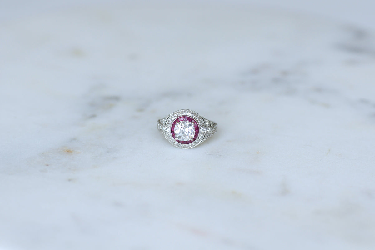 Bague Dôme en platine, rubis et diamants