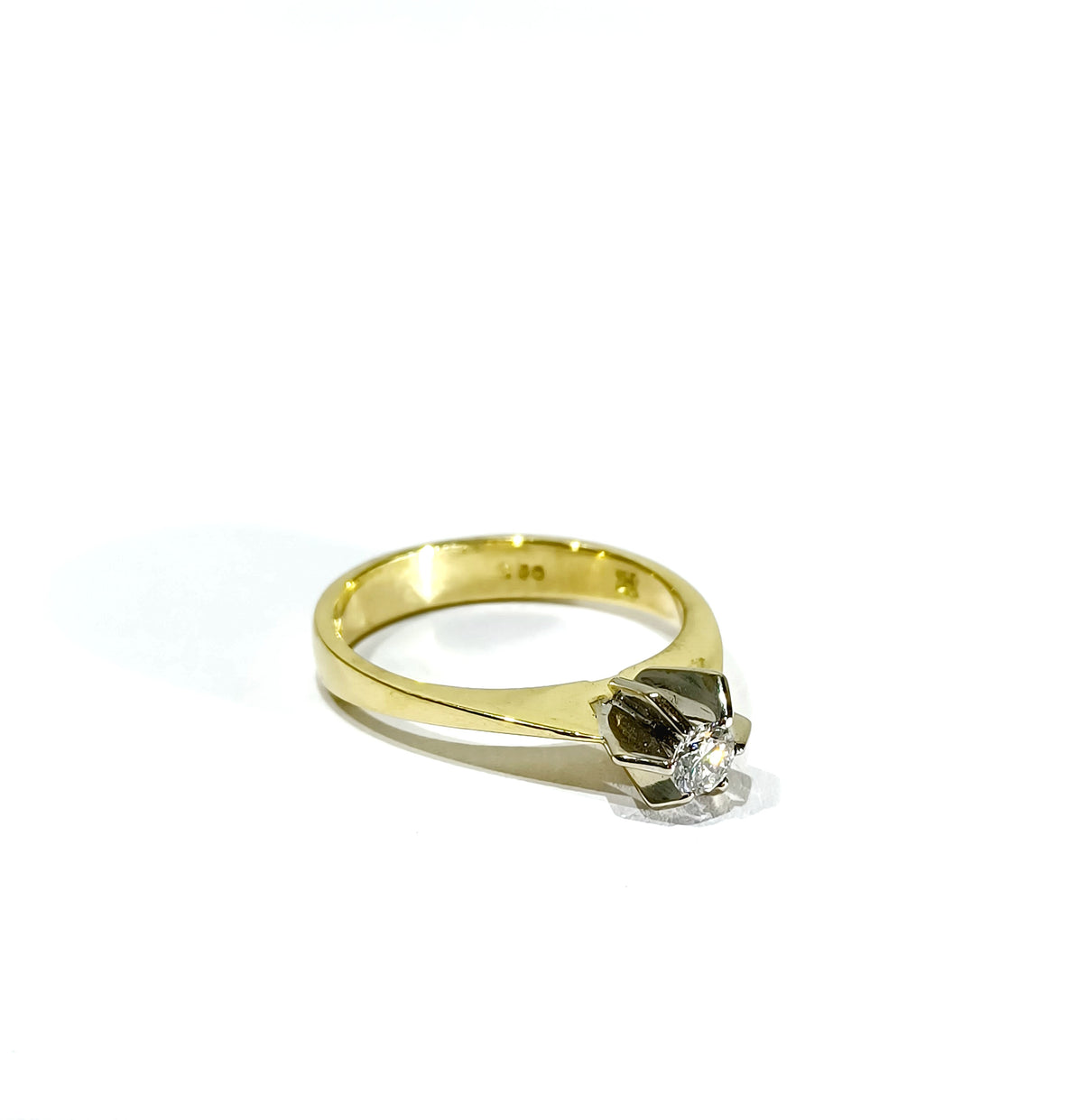 Bague Solitaire en or jaune et diamants