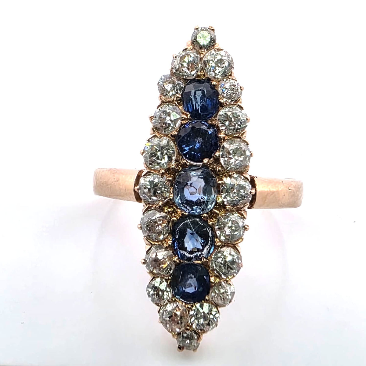 Bague Marquise en or jaune, saphirs et diamants