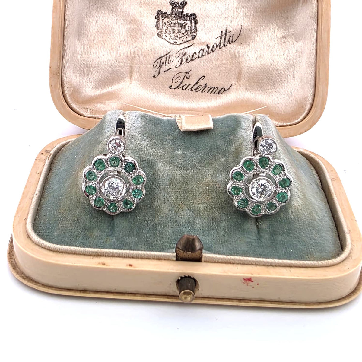 Boucles d'oreilles Dormeuses en platine, émeraudes et diamants