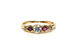 Bague Alliance en or jaune, rubis et diamants