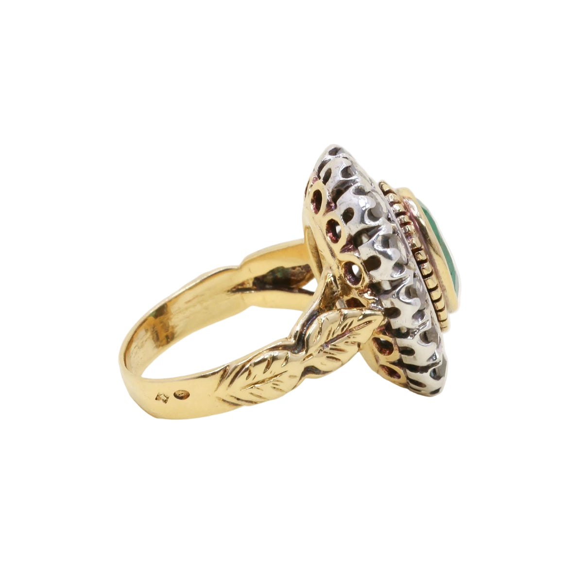 Bague Entourage en or jaune, argent, émeraude et diamants