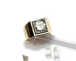 Bague Chevalière en or jaune, platine et diamants