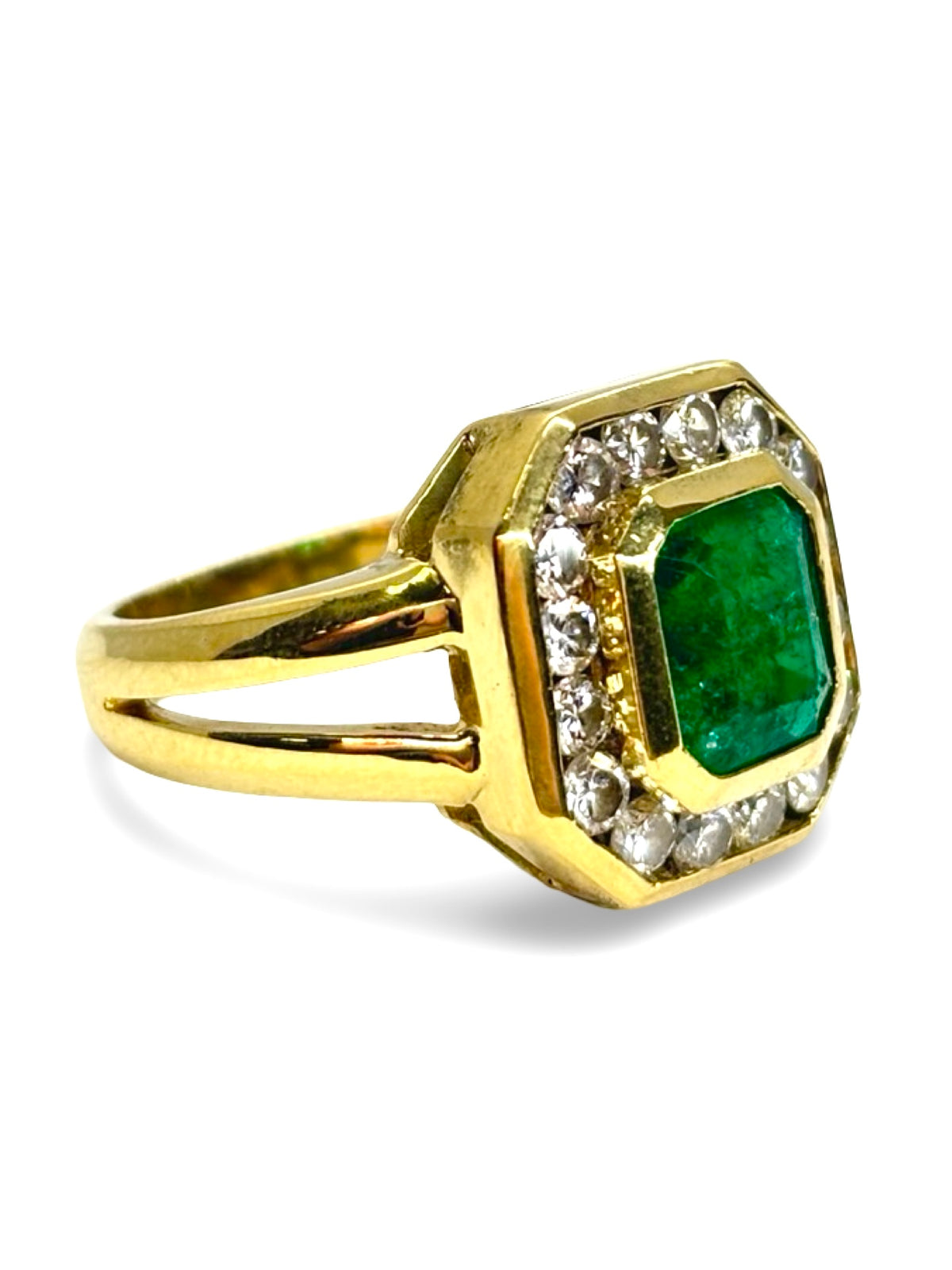 Bague Entourage en or jaune, émeraude et diamants