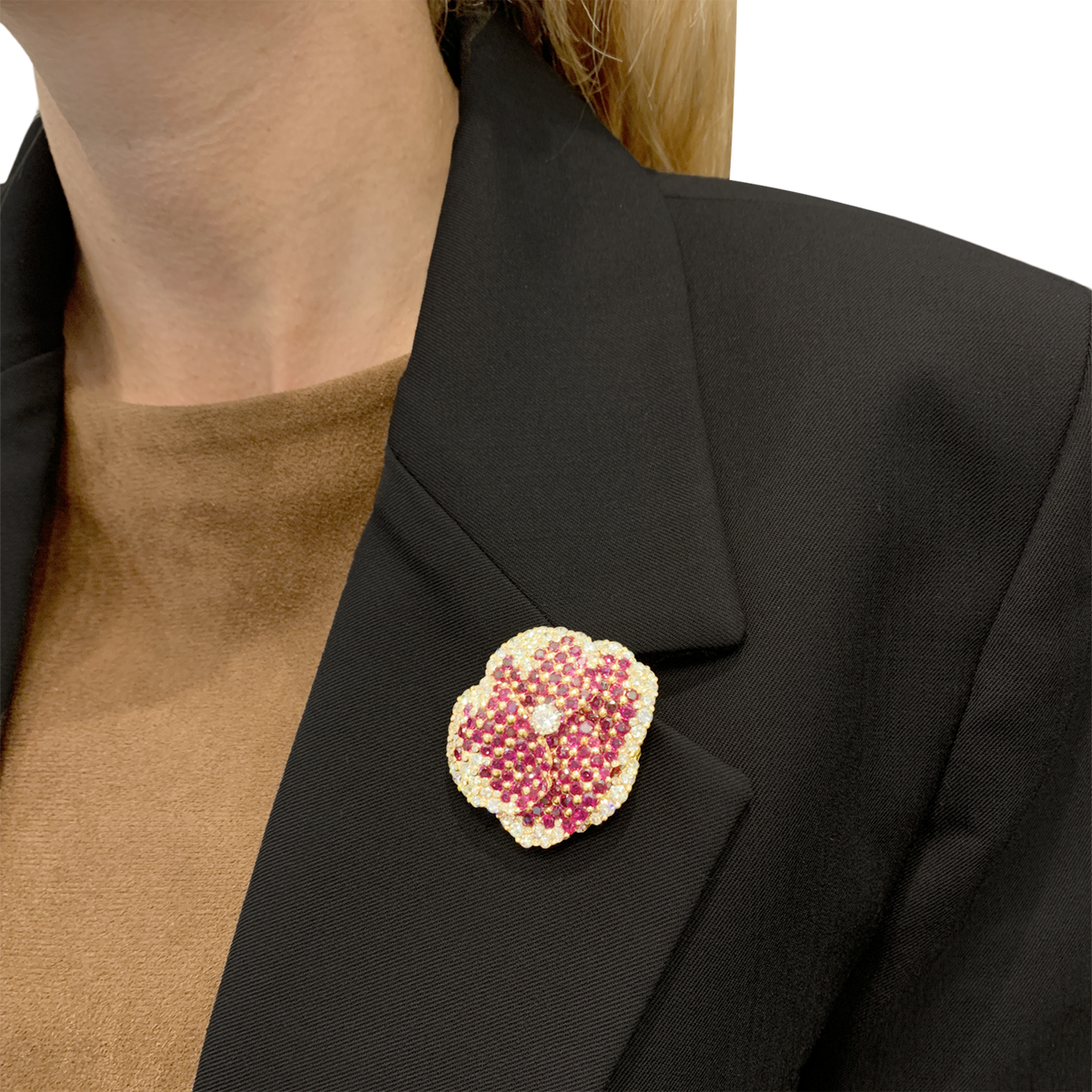 Broche Clip "Pensée" en or jaune, rubis et diamants