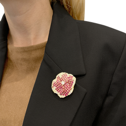 Broche Clip "Pensée" en or jaune, rubis et diamants