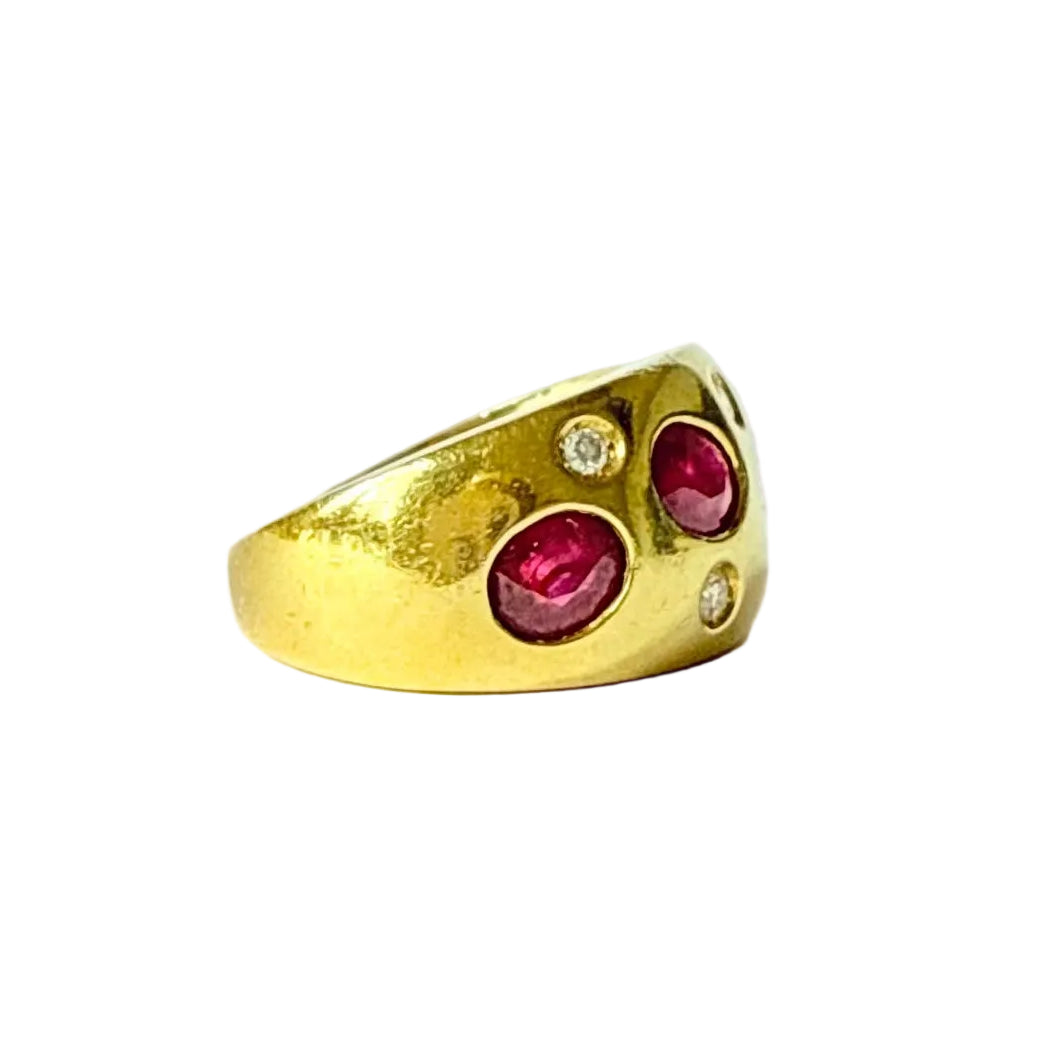 Bague Bandeau en or jaune, rubis et diamants