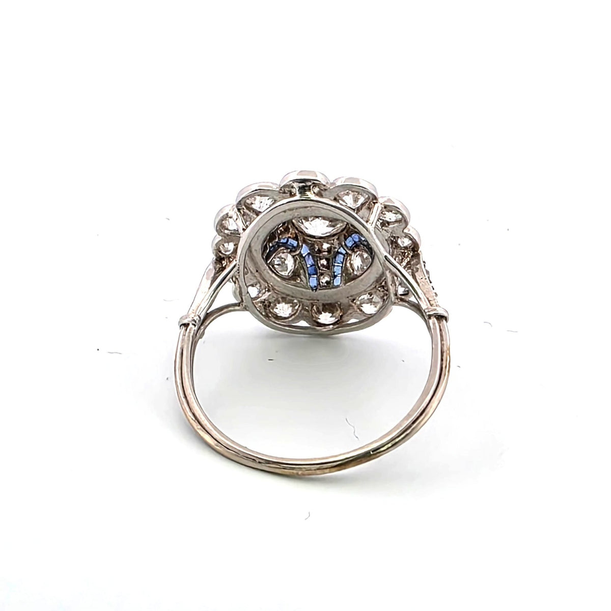 Bague Entourage en platine, saphirs et diamants