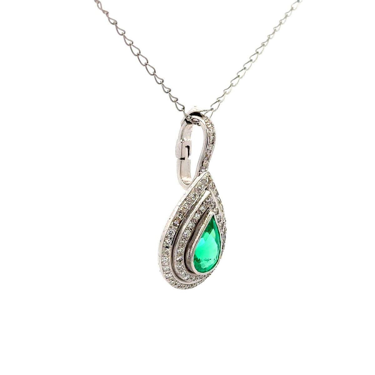 Pendentif en or blanc, émeraude et diamants