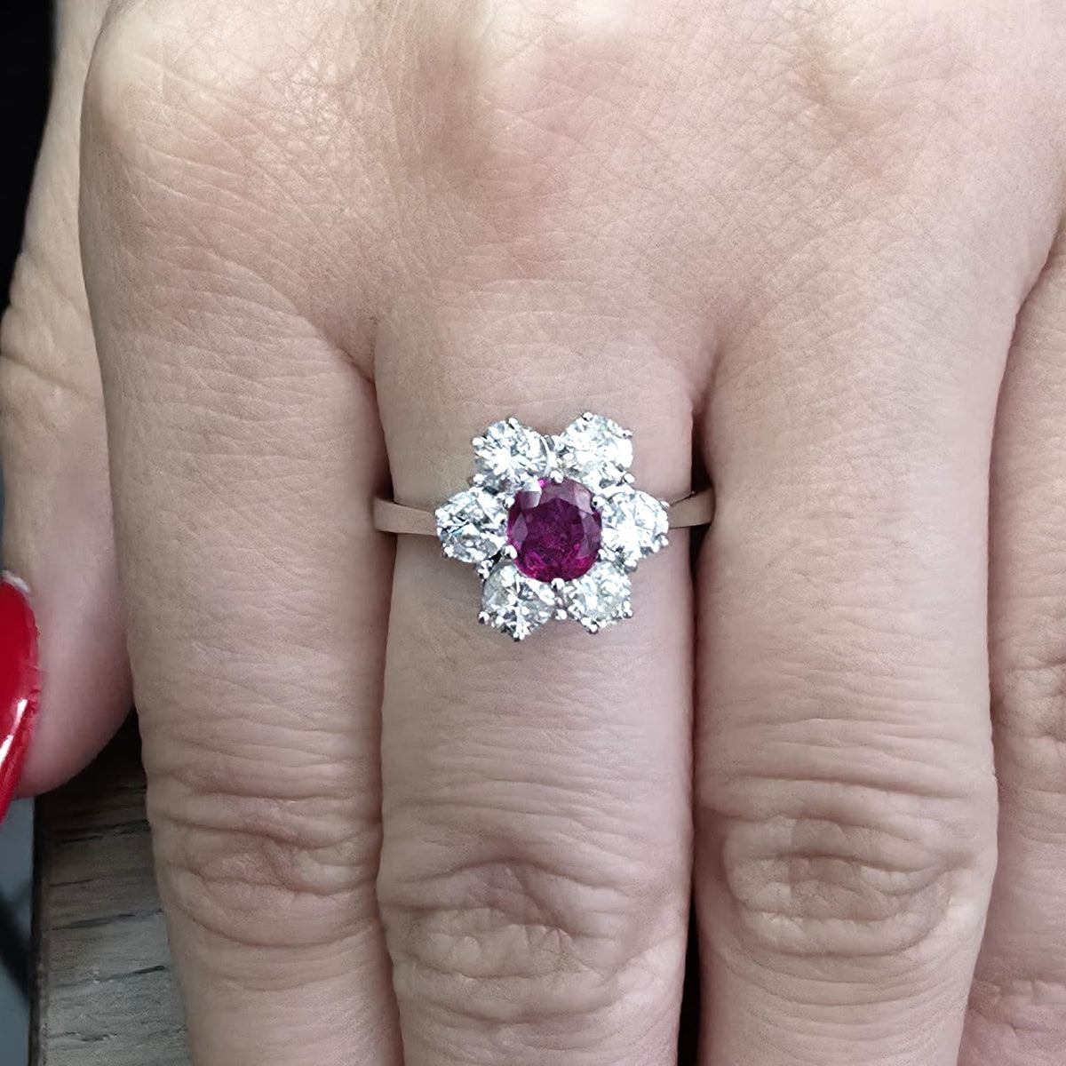 Bague Marguerite en or jaune, rubis et diamants