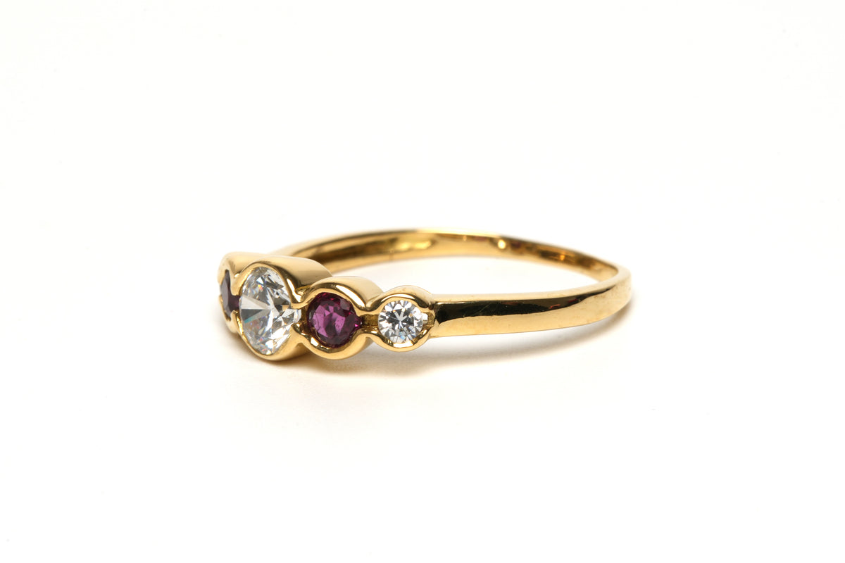 Bague Alliance en or jaune, rubis et diamants