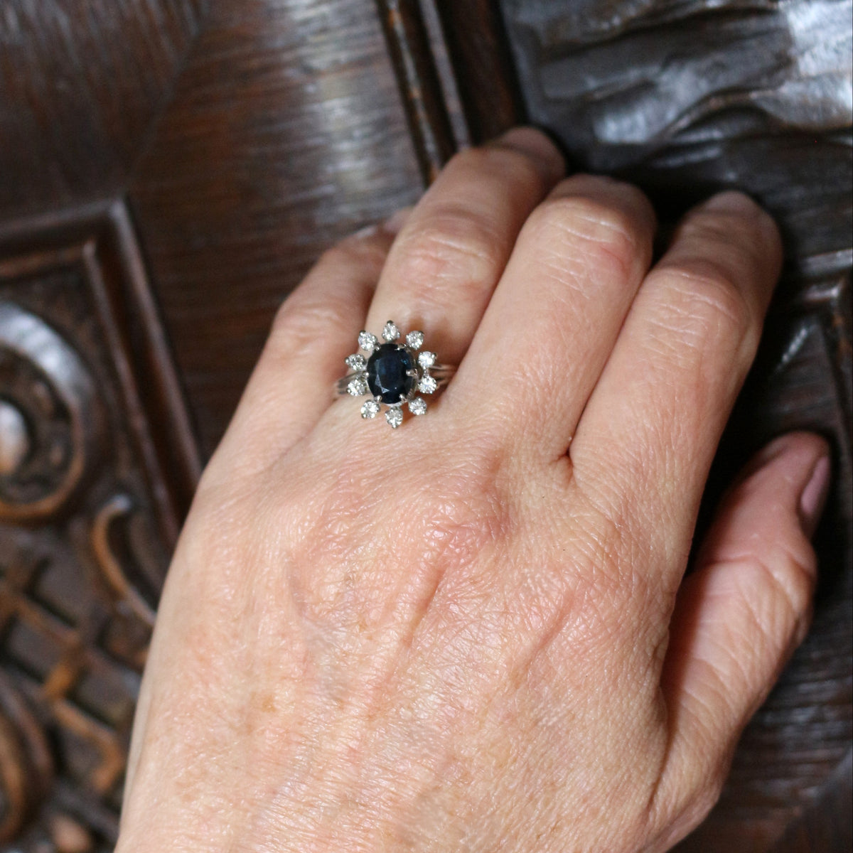 Bague Marguerite en or blanc, saphir et diamants
