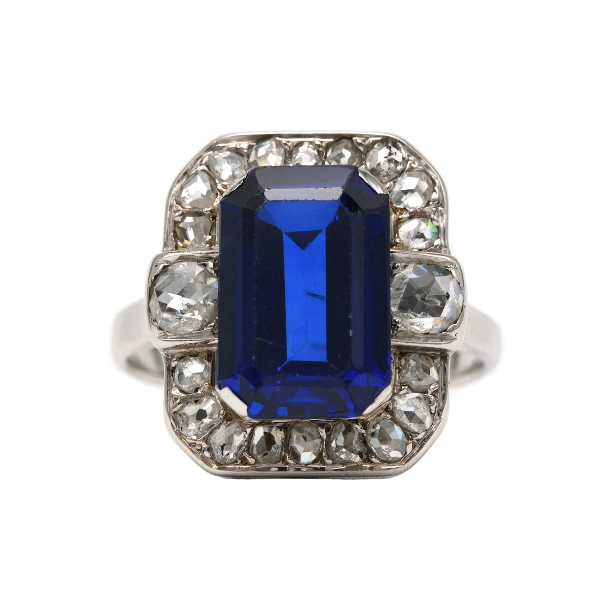 Bague Entourage en or blanc, saphir et diamants