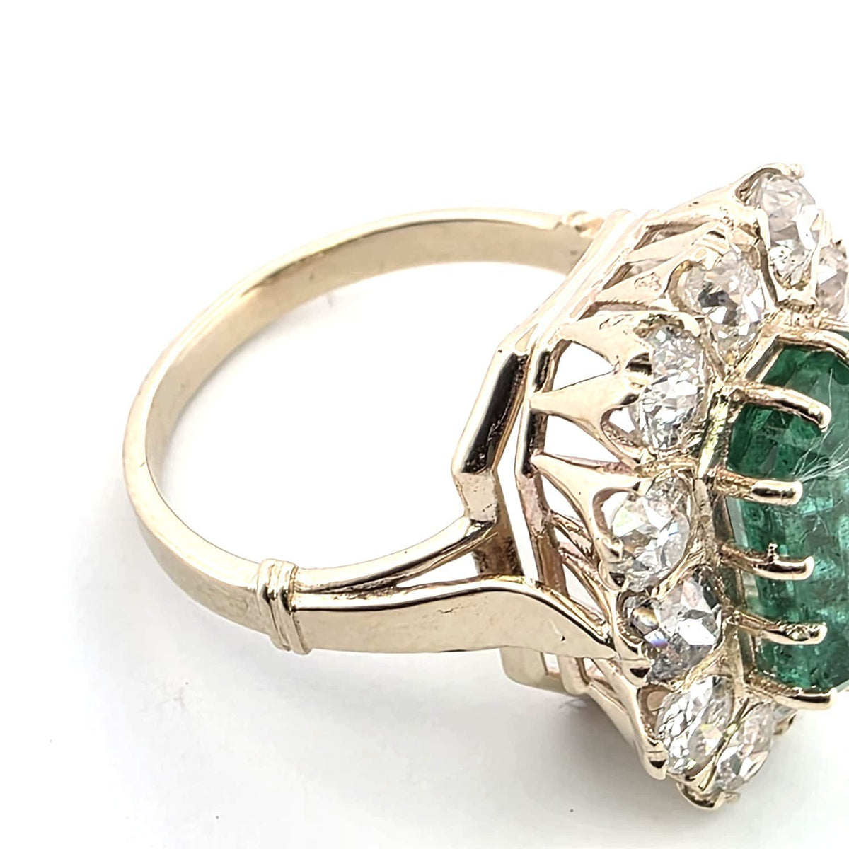 Bague Entourage en or jaune, émeraude et diamants