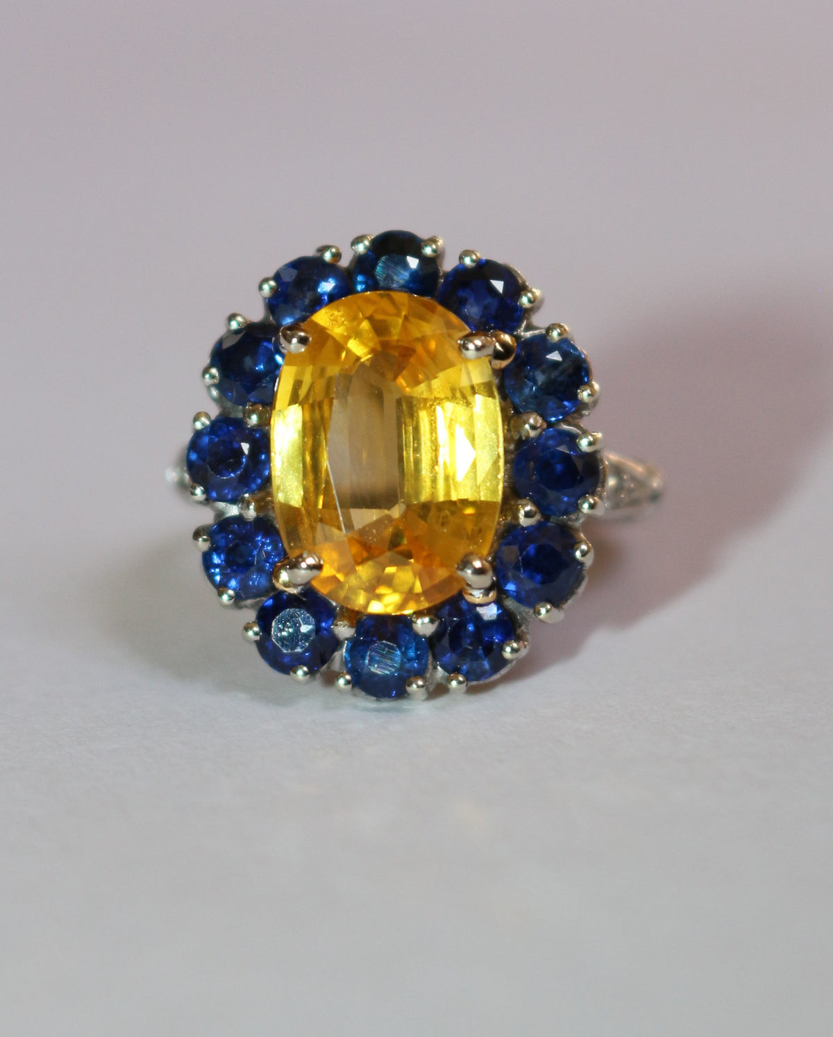 Bague Marguerite en or blanc, saphirs, et diamants