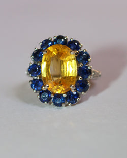 Bague Marguerite en or blanc, saphirs, et diamants