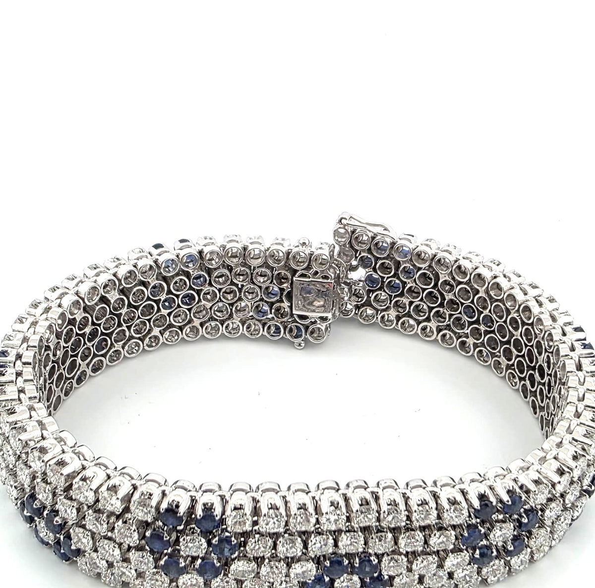 Bracelet Souple en or blanc, saphirs et diamants