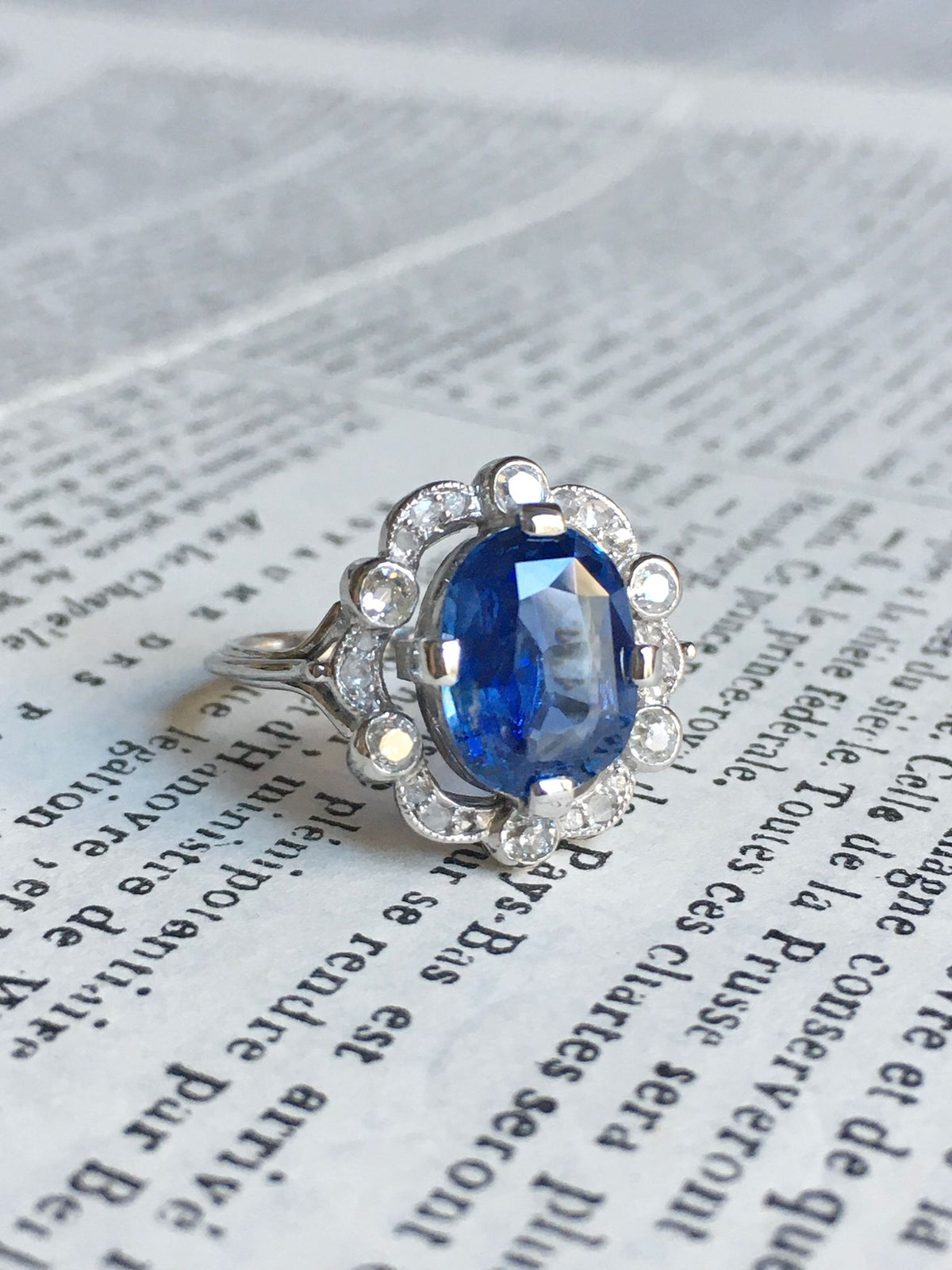 Bague Entourage en or blanc, platine, saphir et diamants