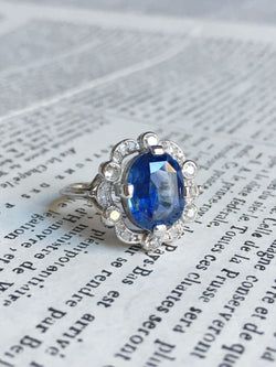 Bague Entourage en or blanc, platine, saphir et diamants