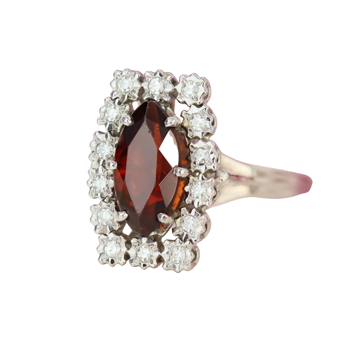 Bague Entourage en or blanc, grenat et diamants