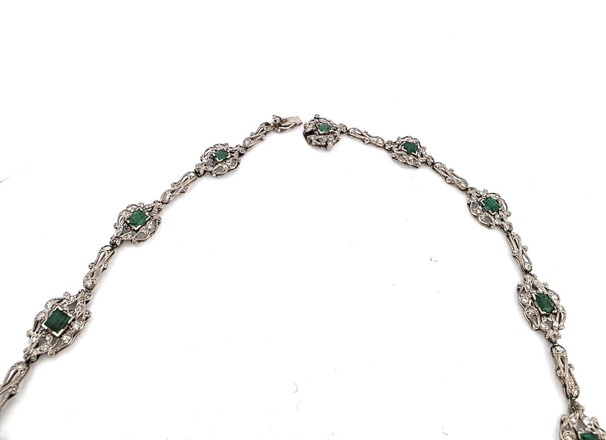Collier Plastron en platine, émeraudes et diamants