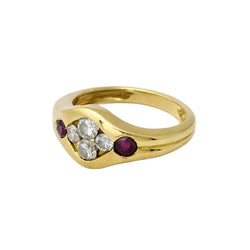 Bague en or jaune, rubis et diamants