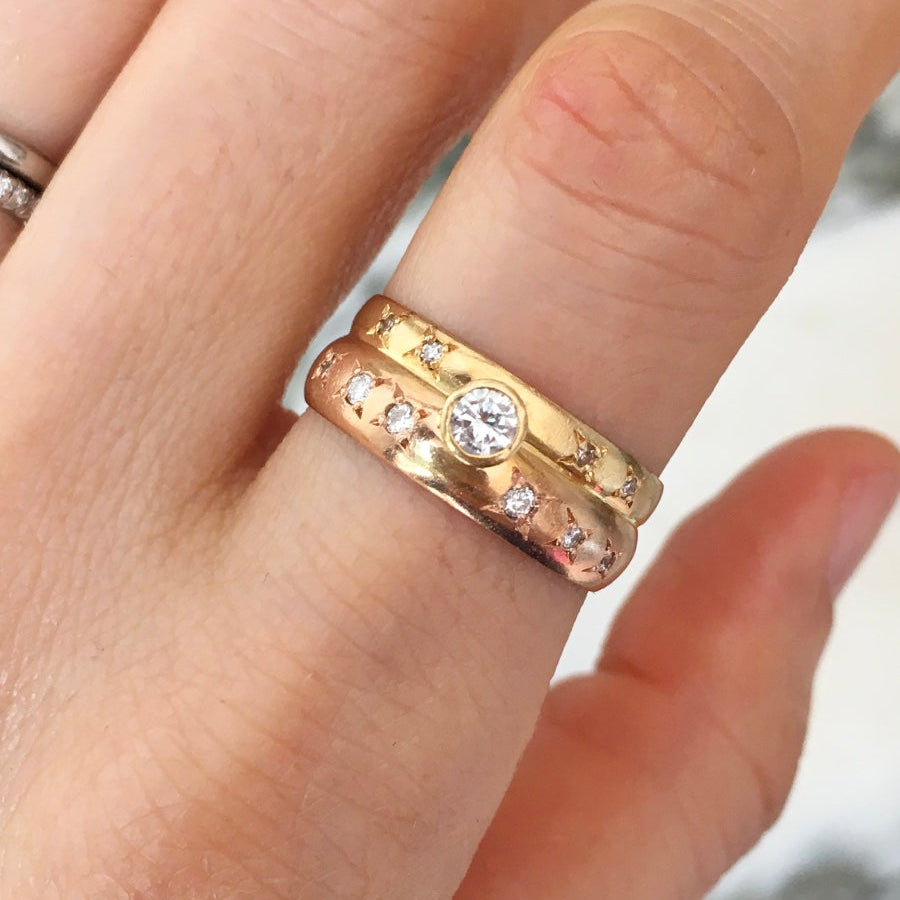 Bague Alliance en or jaune, or rose et diamants