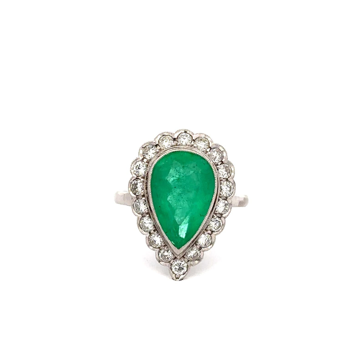 Bague Entourage en platine, émeraude et diamants