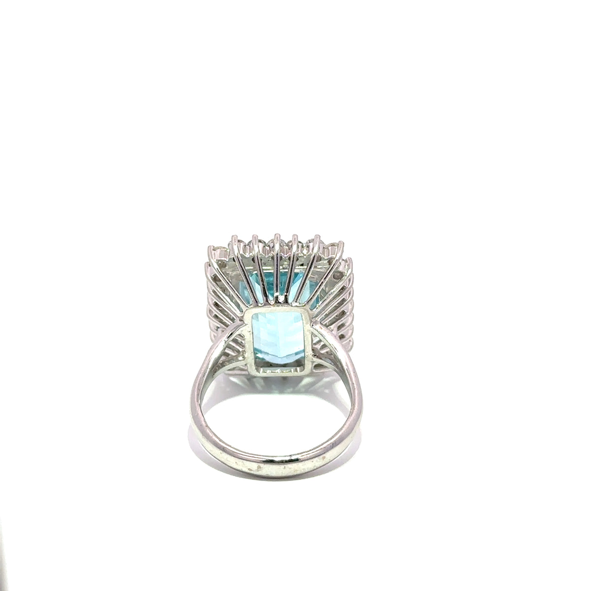 Bague Entourage en or blanc, aigue-marine et diamants