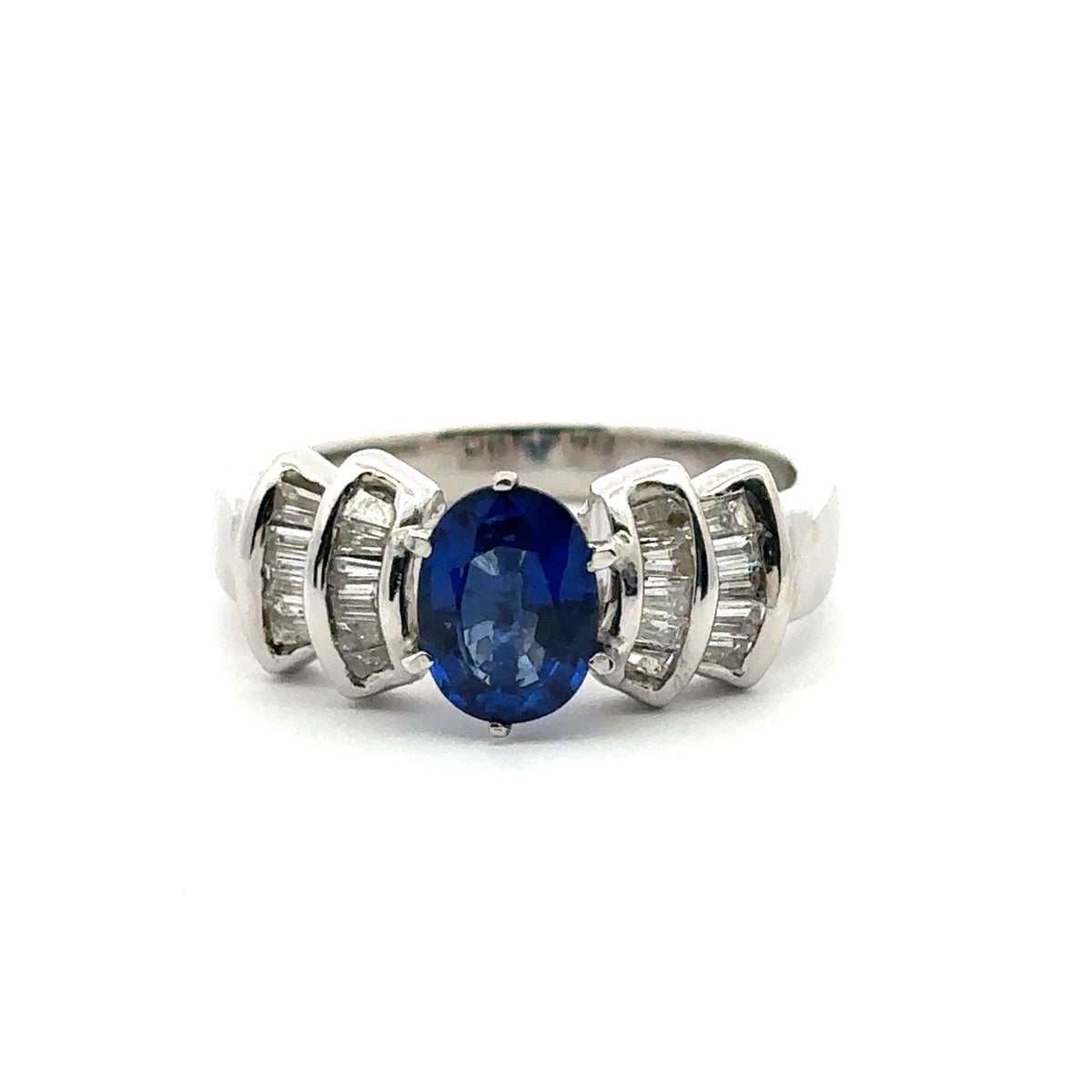 Bague en or blanc, saphir, et diamants