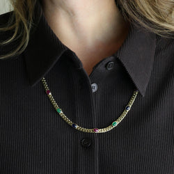 Collier Sautoir en or jaune, émeraudes, saphirs et rubis
