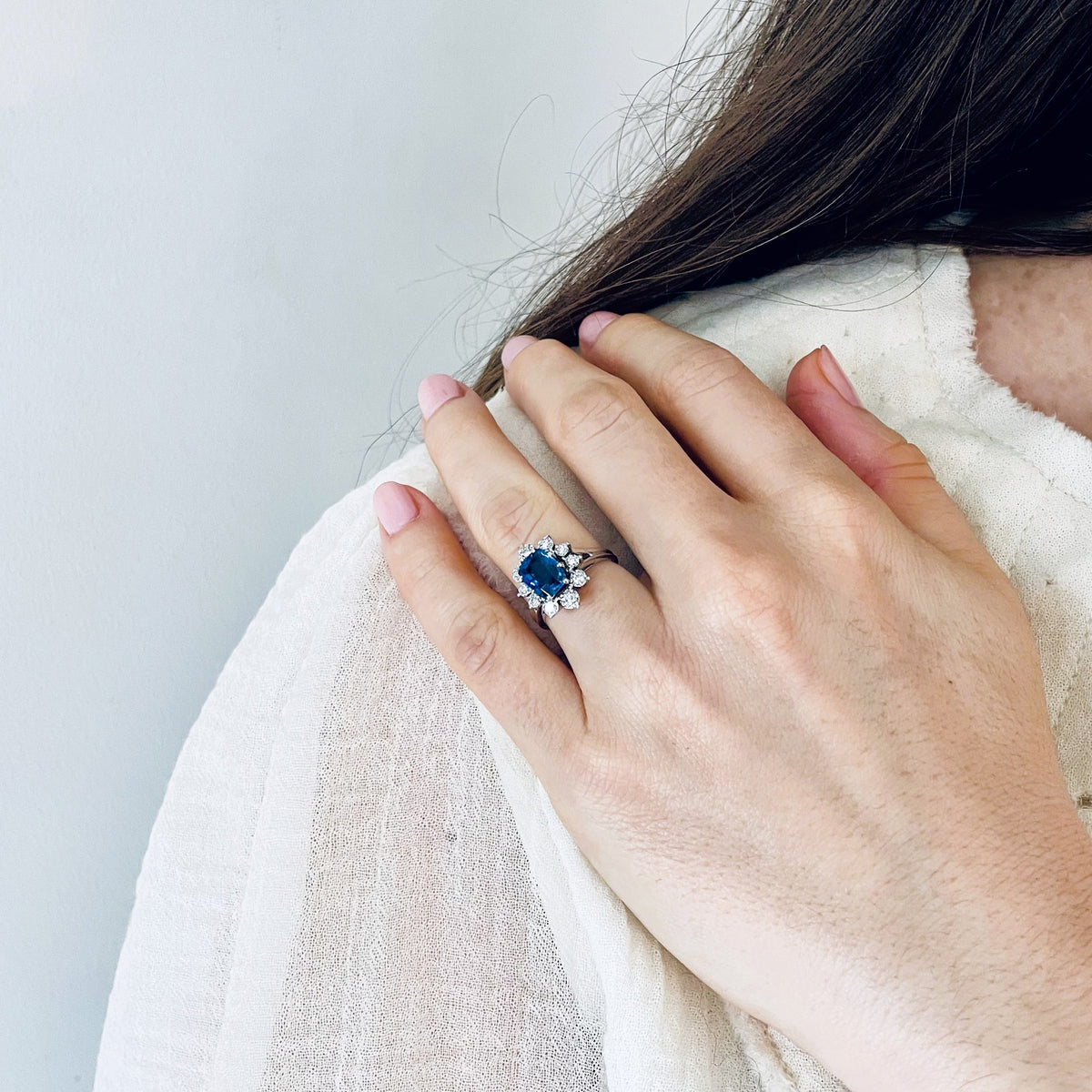 Bague Marguerite en or blanc, platine, saphir et diamants