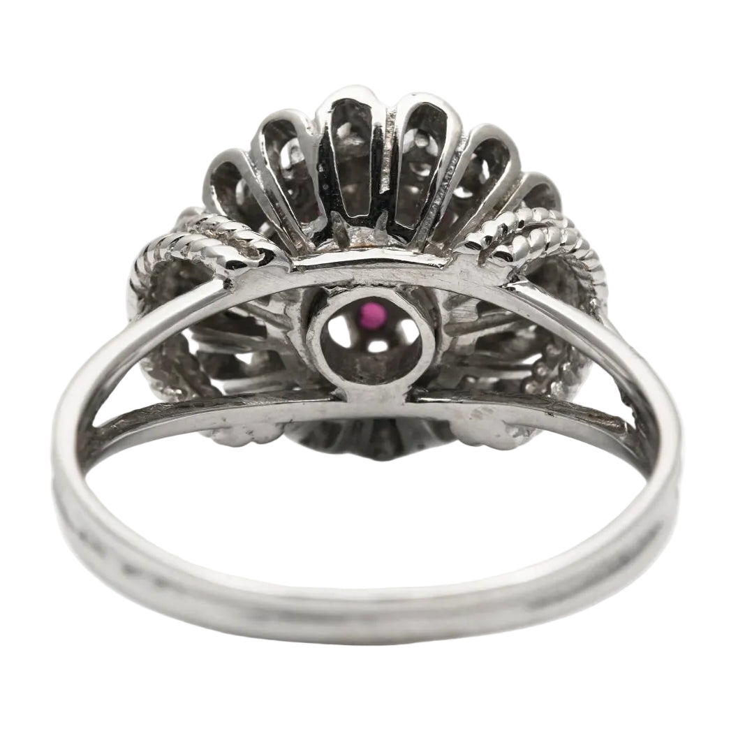 Bague Entourage en or blanc, rubis et diamants