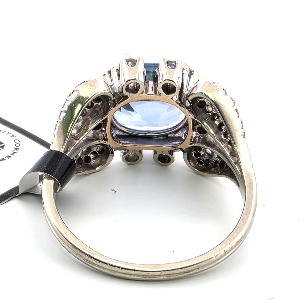 Bague en or blanc, saphir et diamants