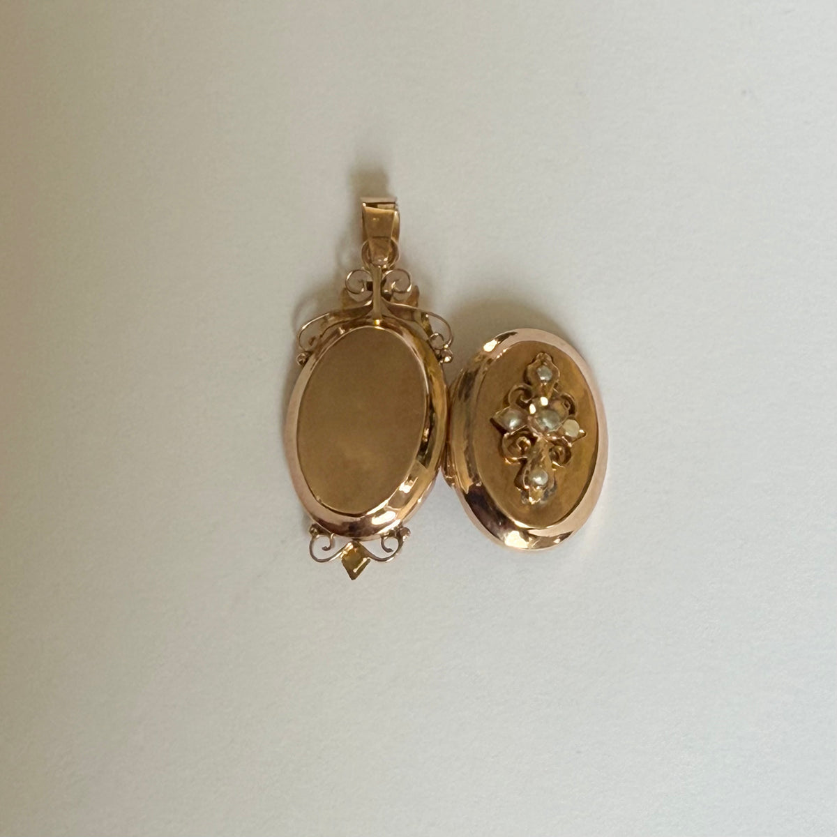 Médaille en or rose et perle