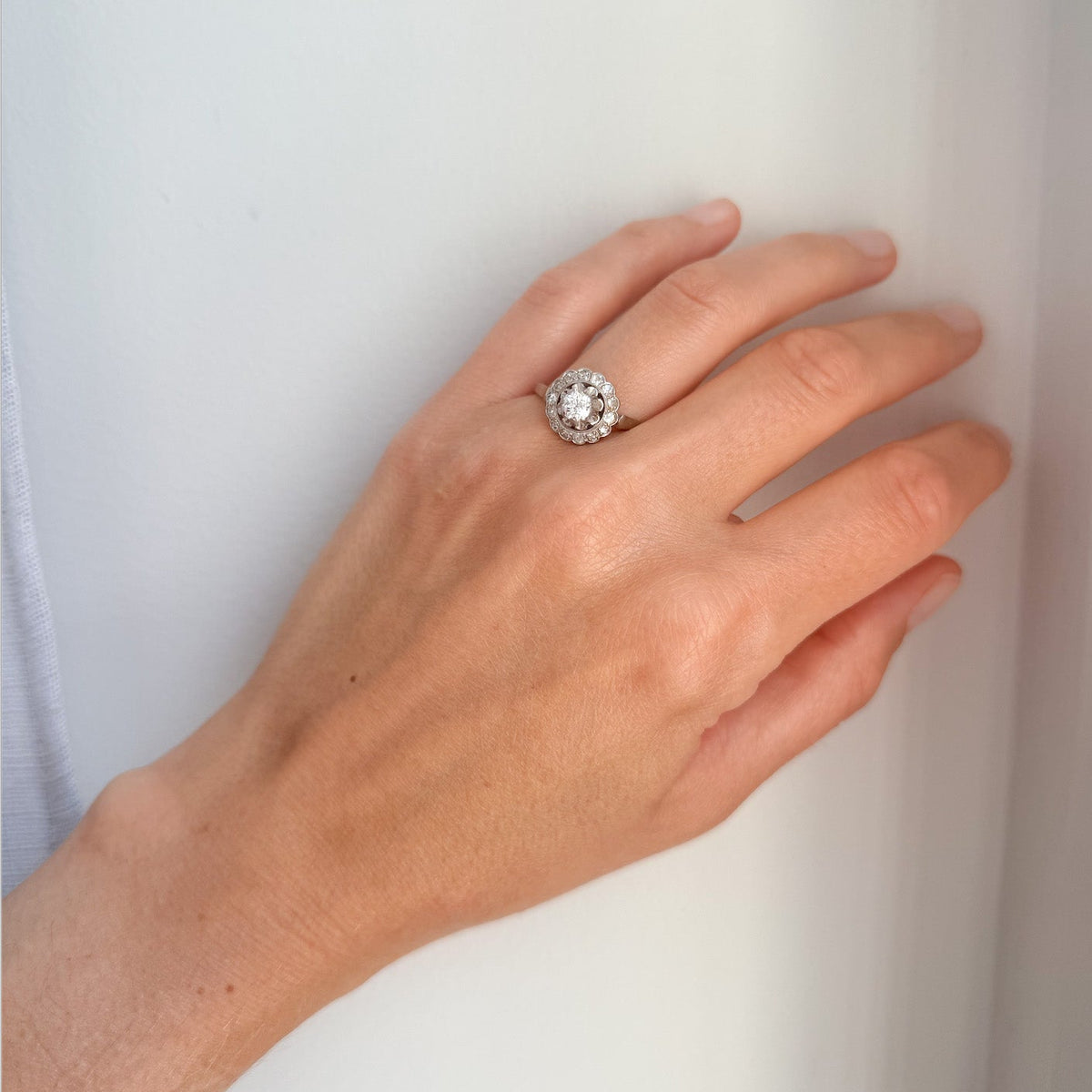Bague Marguerite en or blanc, platine et diamants