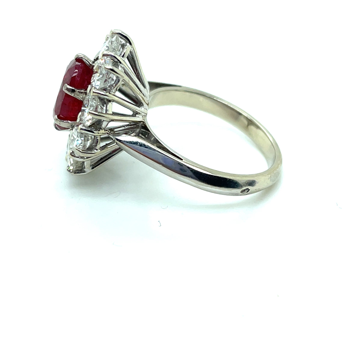 Bague Marguerite en or blanc, rubis et diamants