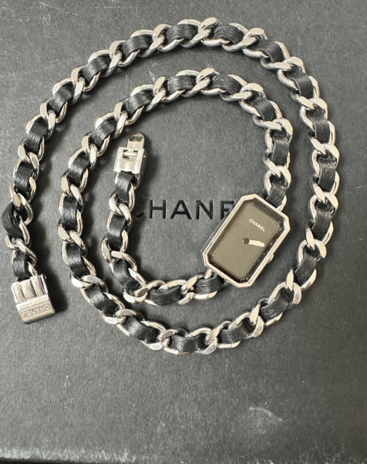 Montre CHANEL Première en acier, onyx, cuir et laqué