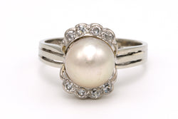 Bague Entourage en or blanc, perle et diamants