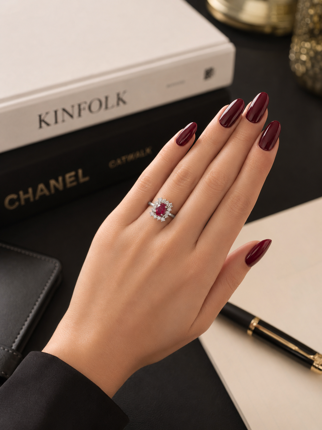 Bague Entourage en or blanc, rubis et diamants
