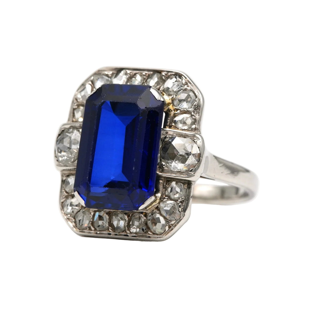 Bague Entourage en or blanc, saphir et diamants