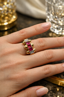 Bague Tank en or jaune, platine, rubis, et diamants