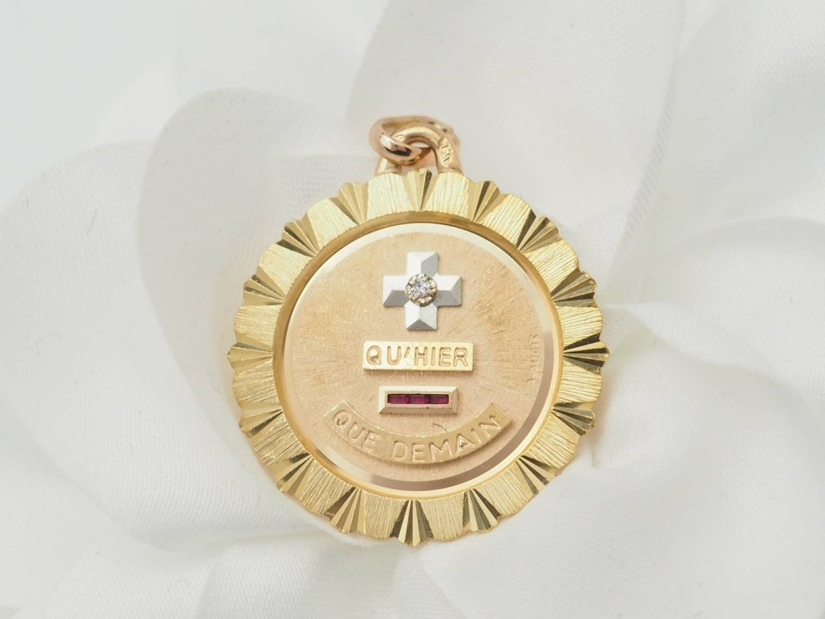 Pendentif AUGIS en or jaune, rubis et diamants