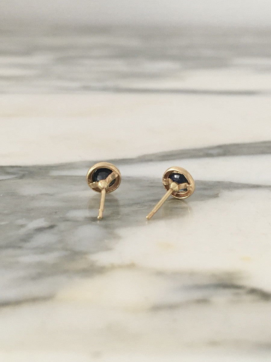 Boucles d'oreilles Puces en or jaune et saphirs