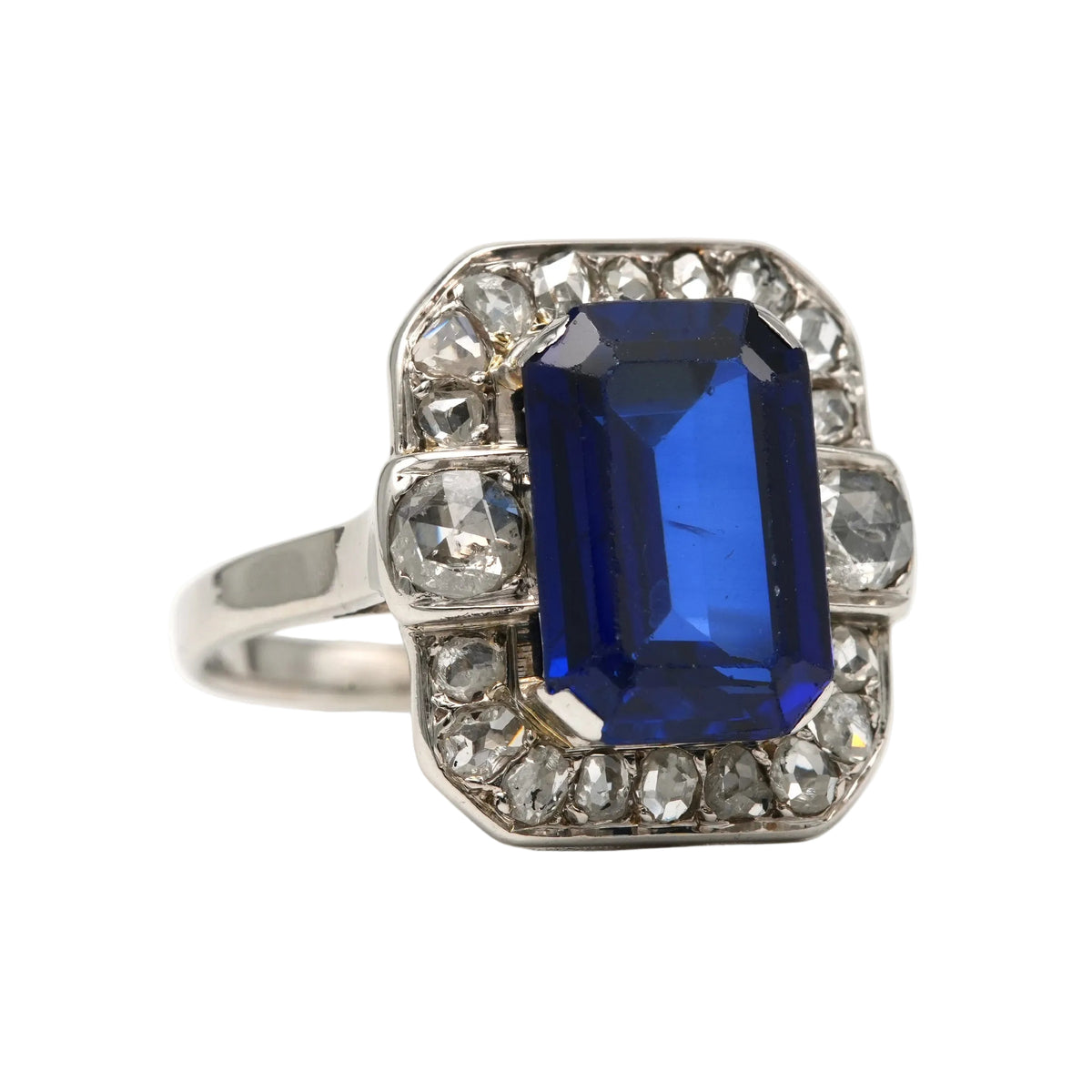 Bague Entourage en or blanc, saphir et diamants
