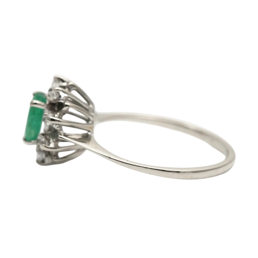 Bague Entourage en or blanc, émeraude et diamants