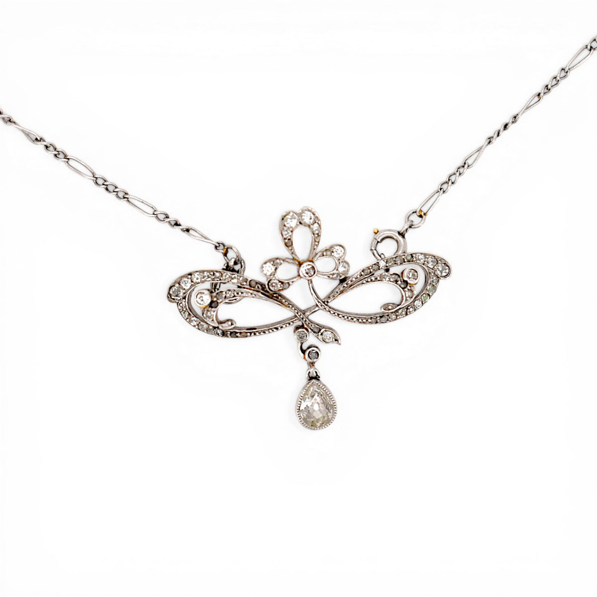 Pendentif en or jaune, corail et diamants