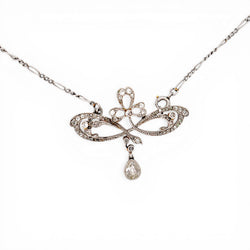 Pendentif en or jaune, corail et diamants