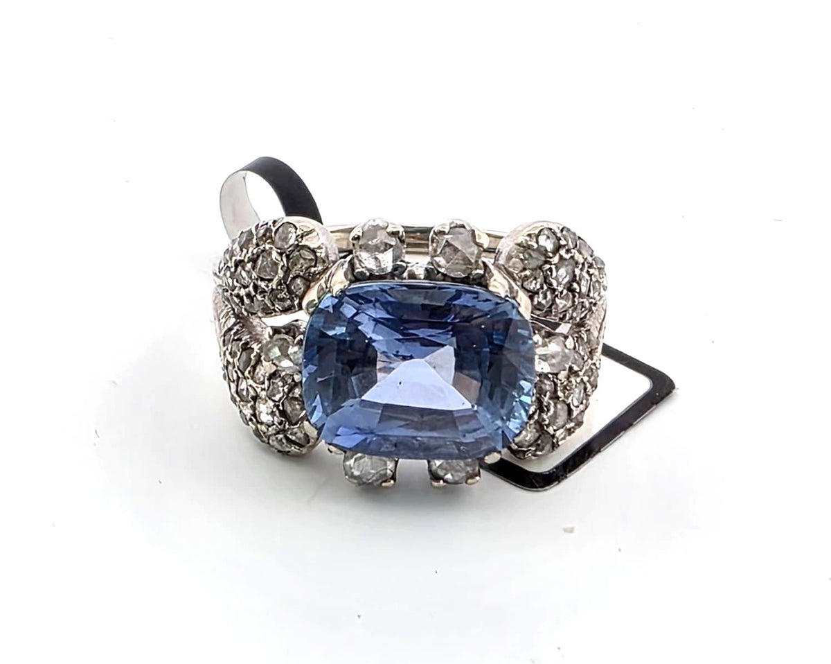 Bague en or blanc, saphir et diamants