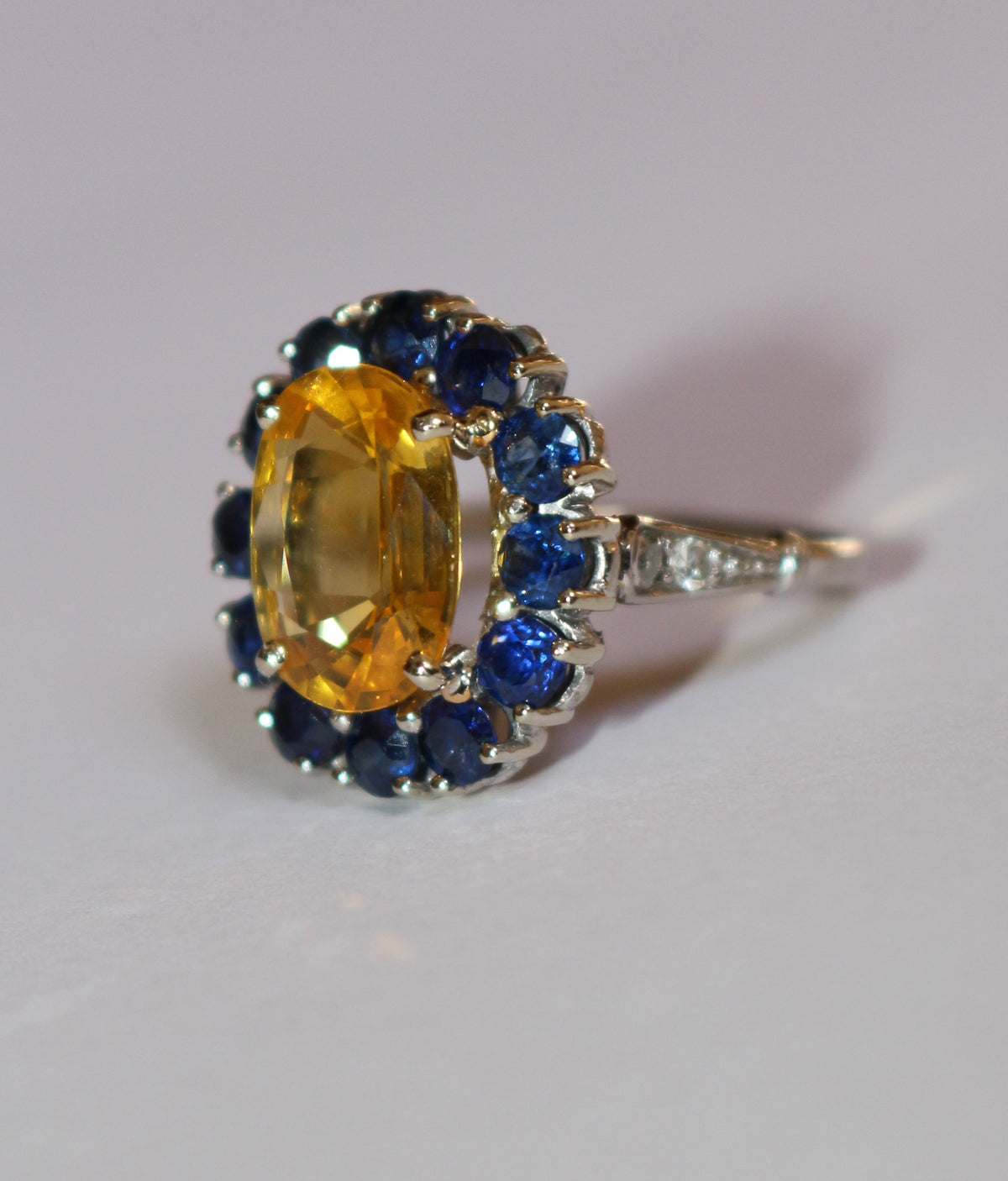 Bague Marguerite en or blanc, saphirs, et diamants